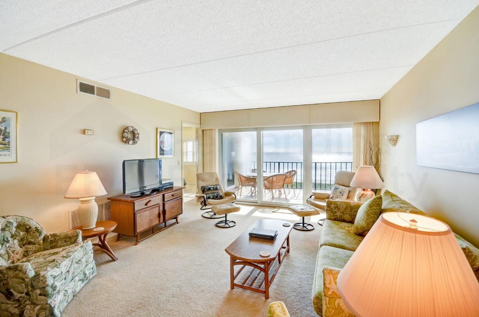 Idyllic Ocean View 4th Floor, 2 Bed/2 Bath condo sleeps 6 guests. Beachfront balcony & pool House in Fernandina Beach