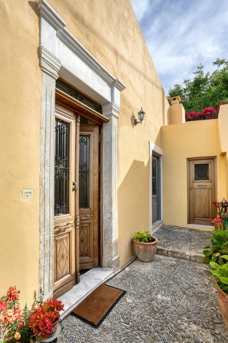 Facade/entrance