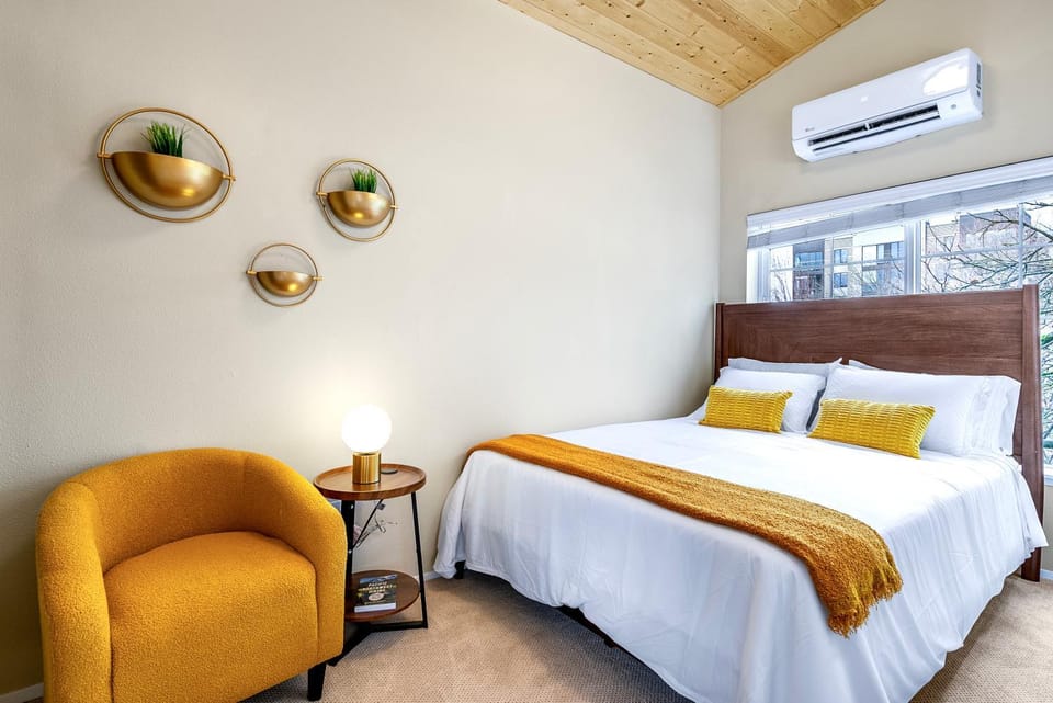 Bed, Seating area, Bedroom, air conditioner