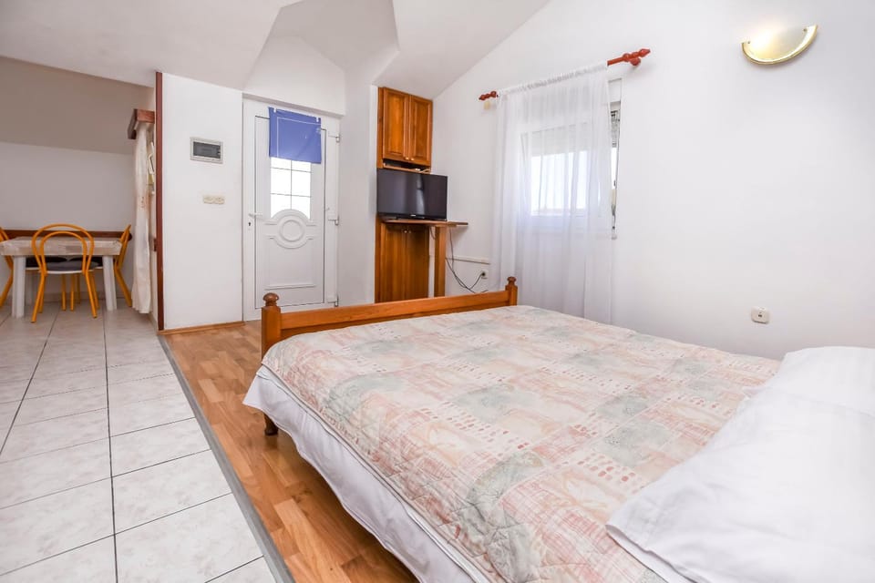 Bed, TV and multimedia, Kitchen or kitchenette, Photo of the whole room, Dining area, Bedroom