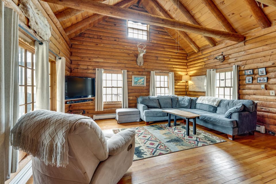 2 Mi to Lake Willoughby: Peaceful Log Cabin! Cabin in Orleans
