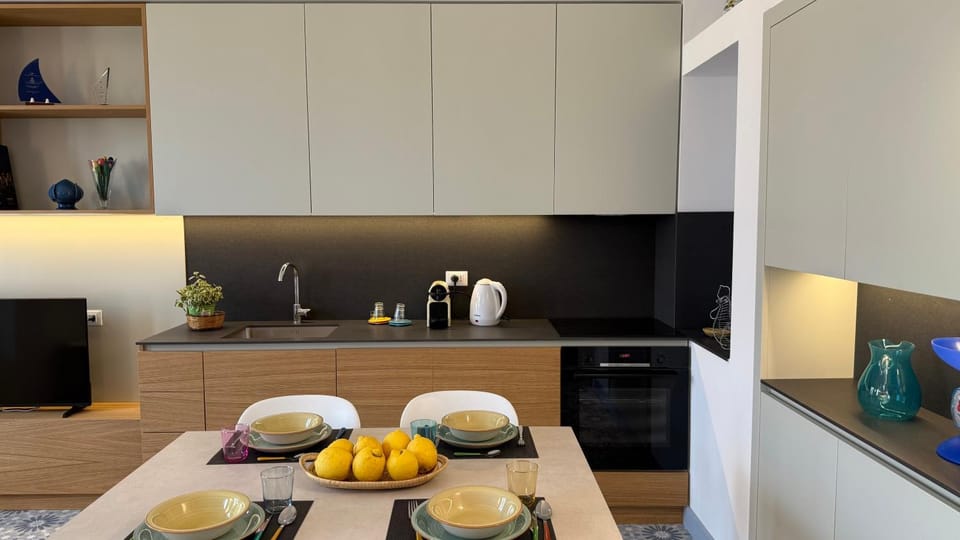 Coffee/tea facilities, Kitchen or kitchenette, Dining area, oven, stove