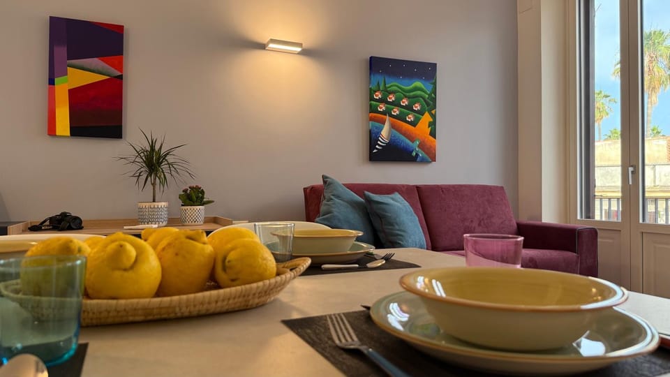 Kitchen or kitchenette, Living room, Seating area, Dining area