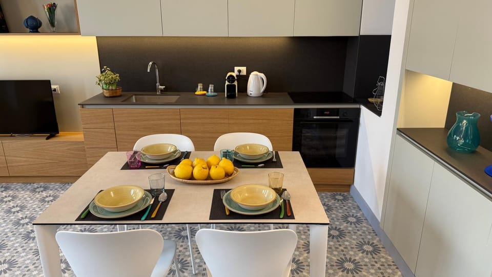 Coffee/tea facilities, Kitchen or kitchenette, Dining area, oven, stove