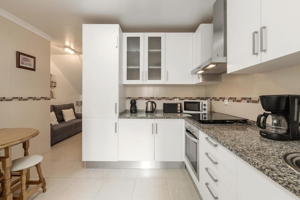 Coffee/tea facilities, oven, stove, toaster
