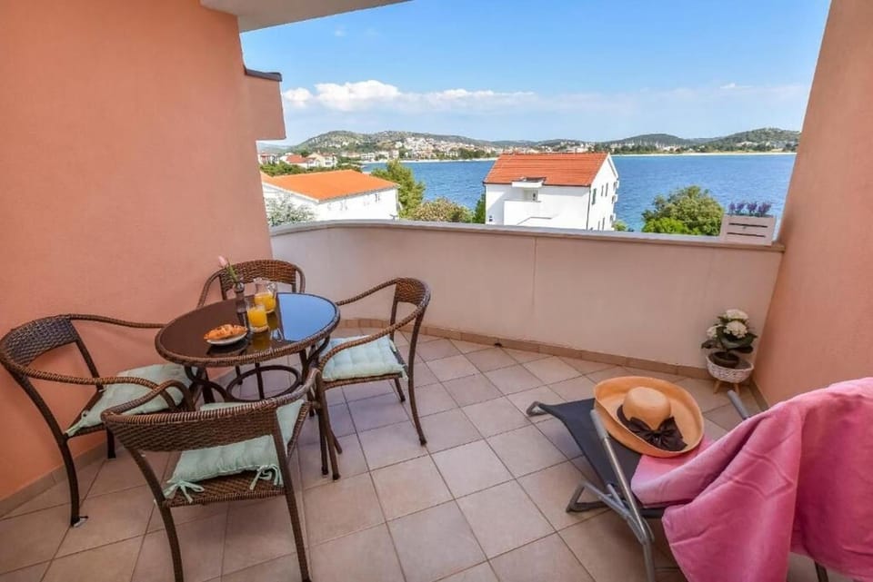 View (from property/room), Balcony/Terrace, Seating area, Sea view
