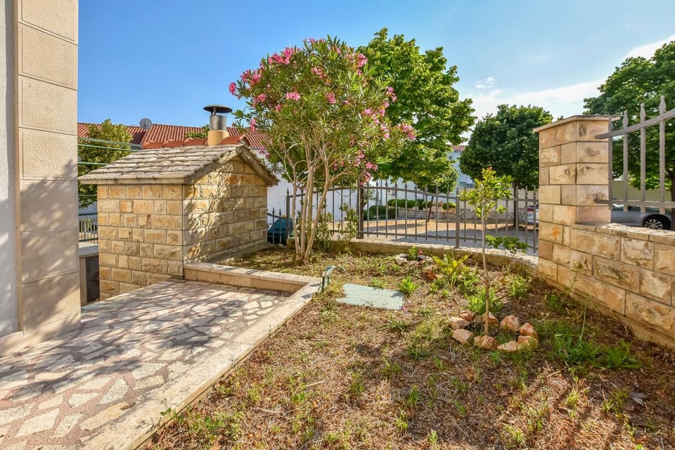 Patio, BBQ facilities