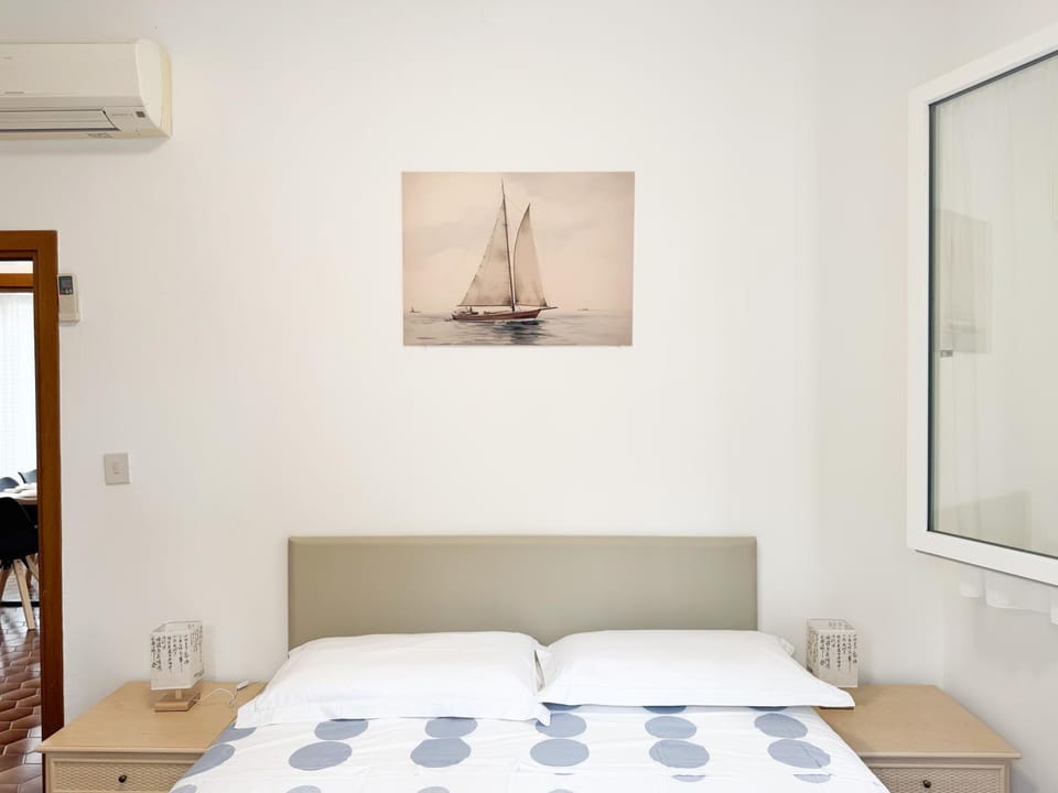 Bed, Photo of the whole room, Bedroom, air conditioner