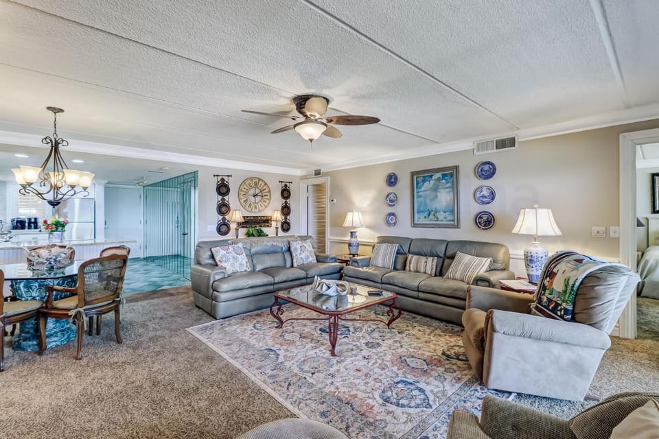 Family friendly 6th Floor 3 Bed/2 Bath Beachfront condo sleeps 8. Ocean view balcony & pool. House in Fernandina Beach