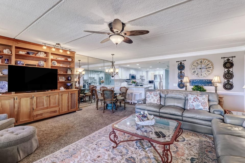 Family friendly 6th Floor 3 Bed/2 Bath Beachfront condo sleeps 8. Ocean view balcony & pool. House in Fernandina Beach