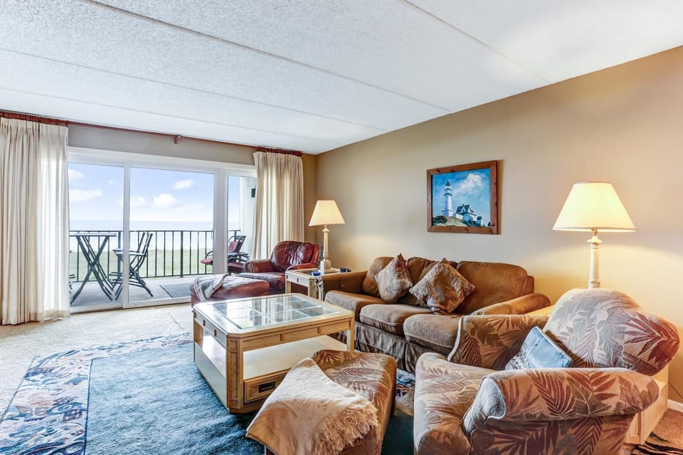 2nd Floor 2 Bed/2 Bath Beachfront condo sleeps 6. patio & pool. House in Fernandina Beach