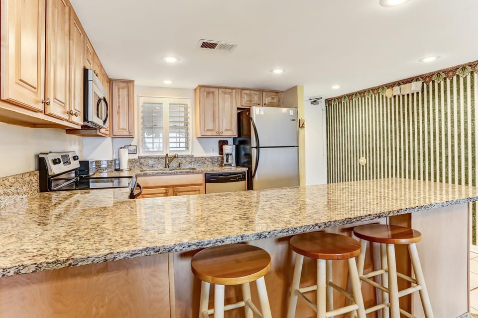 2nd Floor 2 Bed/2 Bath Beachfront condo sleeps 6. patio & pool. House in Fernandina Beach