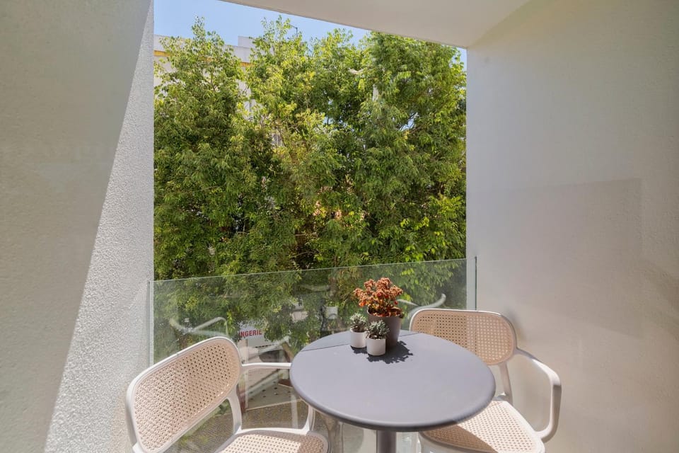 Balcony/Terrace, Street view