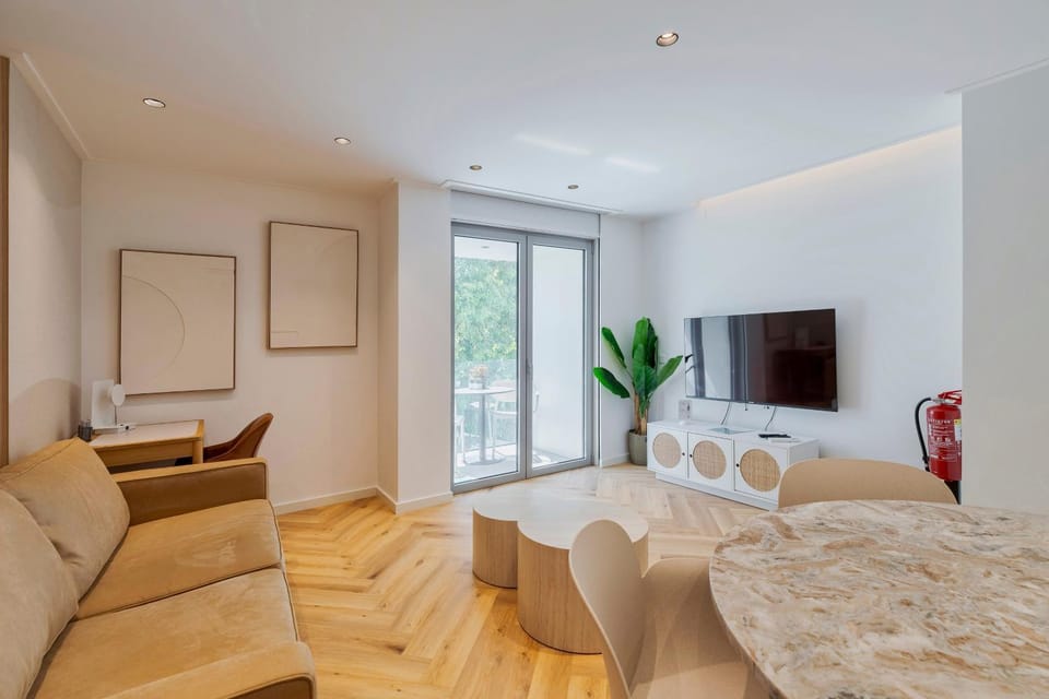 TV and multimedia, Living room, Seating area, Dining area