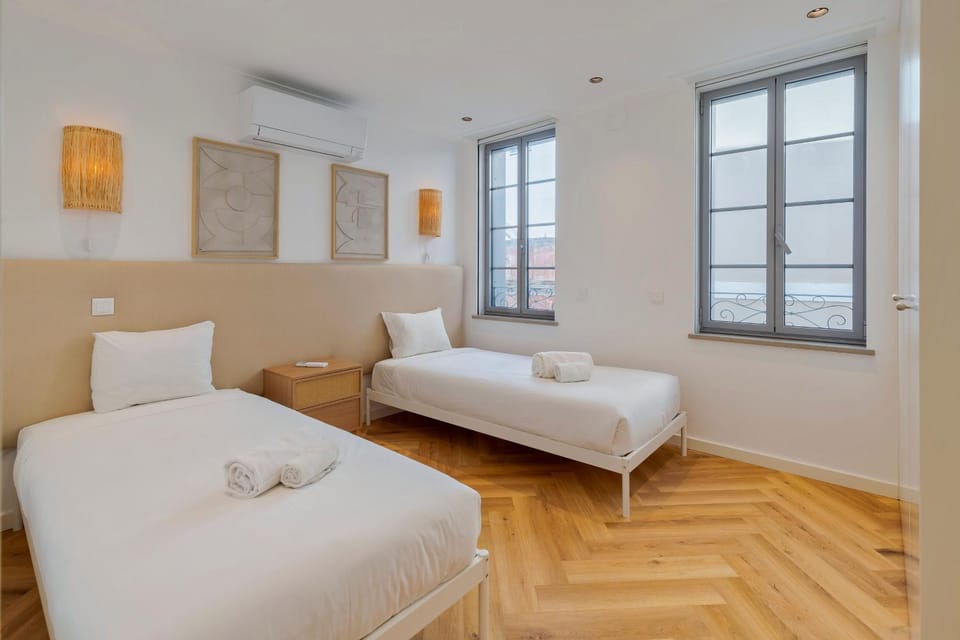 Bed, Photo of the whole room, Decorative detail, Bedroom, towels, air conditioner
