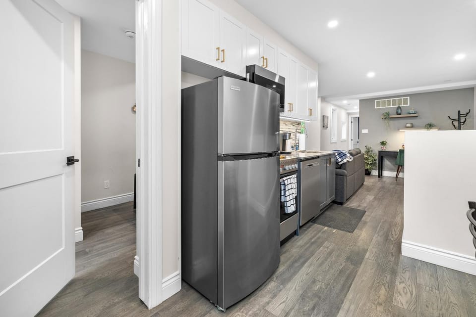Kitchen or kitchenette, dishwasher, oven