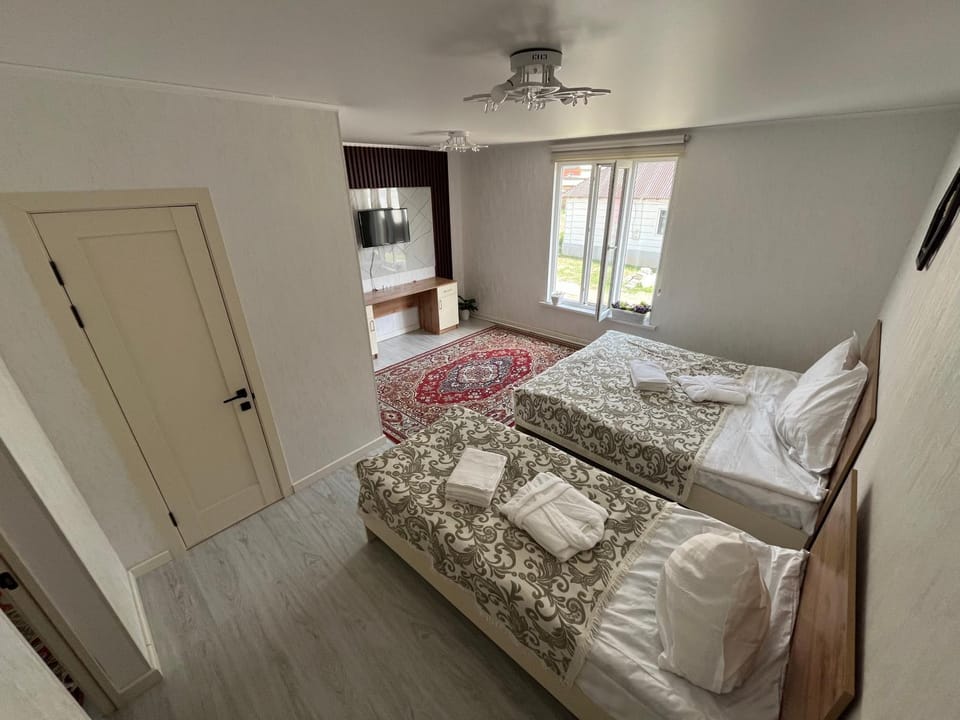 Bed, TV and multimedia, Photo of the whole room, Bedroom, towels