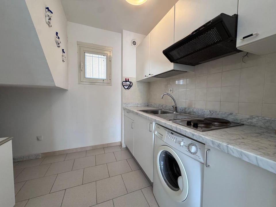 Kitchen or kitchenette, stove, washing machine