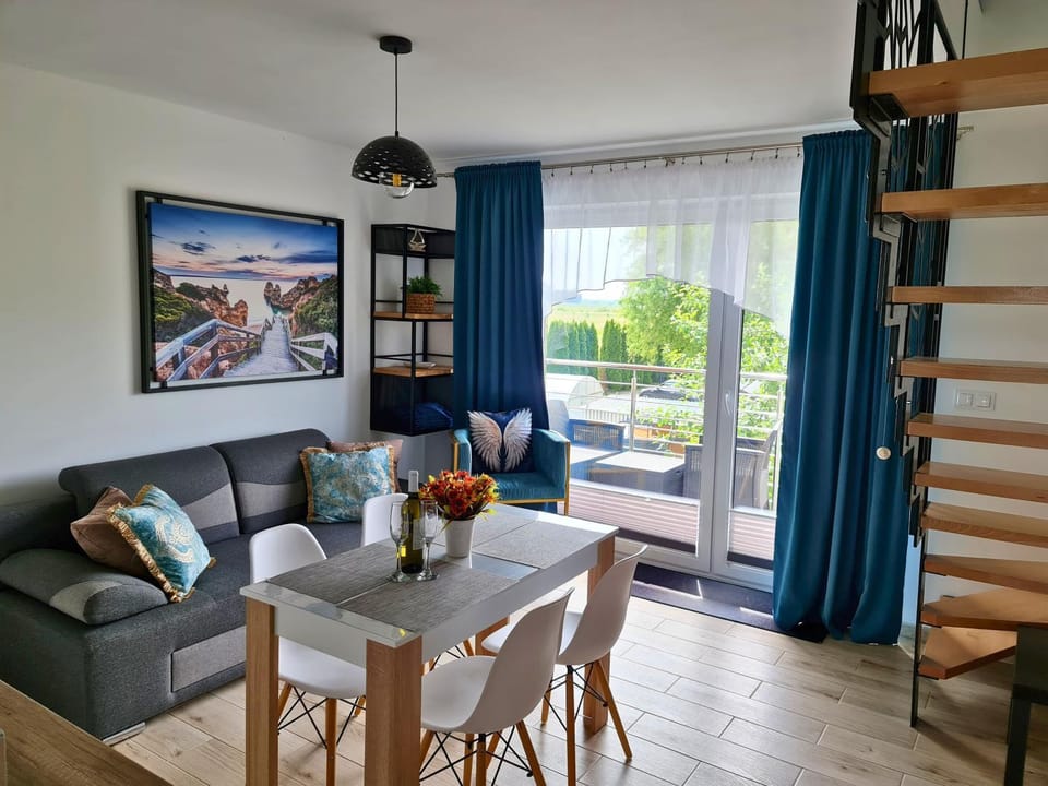 Communal lounge/ TV room, Balcony/Terrace, Living room, Seating area, Dining area
