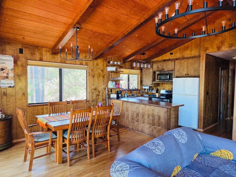 Private Lakeview Yosemite Full House El Capitan with Panoramic Sauna, Seasonal HotTub, WiFi House in Groveland