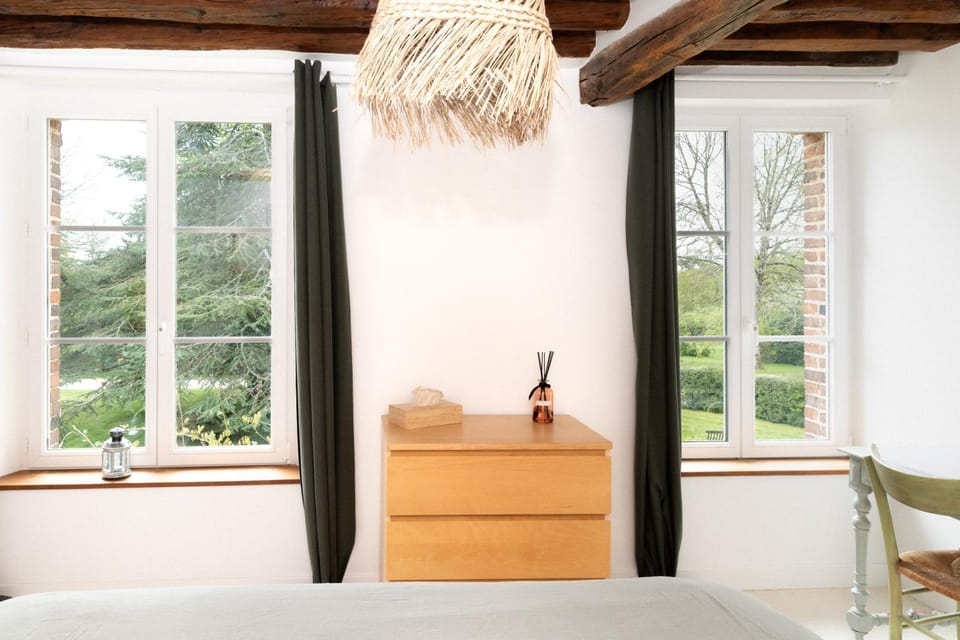 Photo of the whole room, Seating area, Bedroom