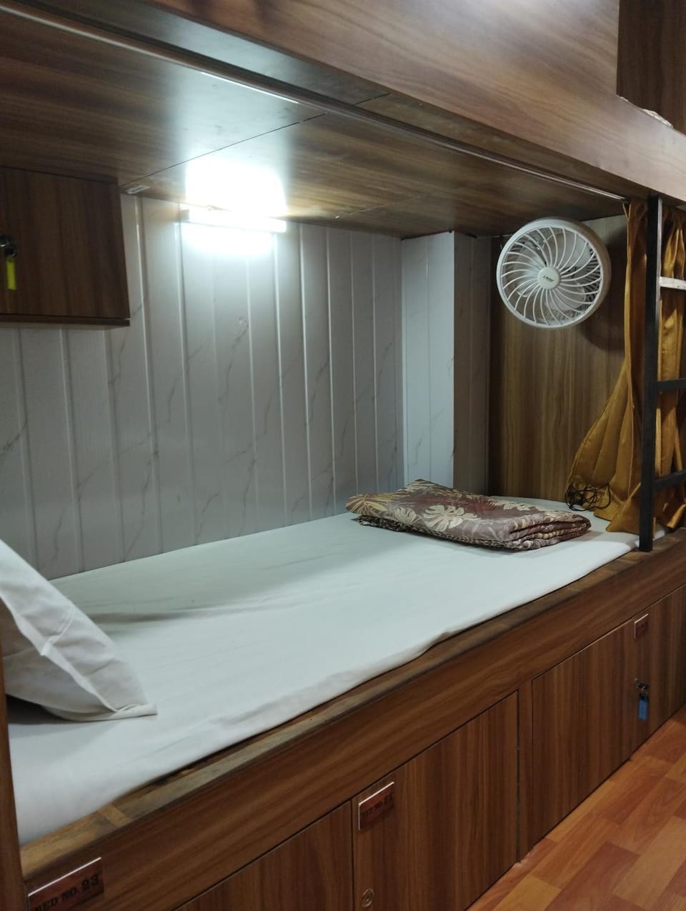 Sun Shine AC Dormitory Bed and Breakfast in Mumbai