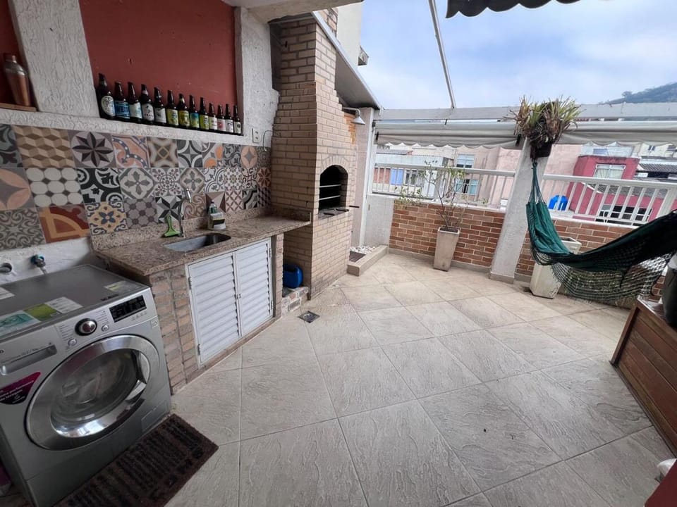Penthouse Retreat with Jacuzzi and BBQ in the Heart of Copacabana Apartment in Rio de Janeiro