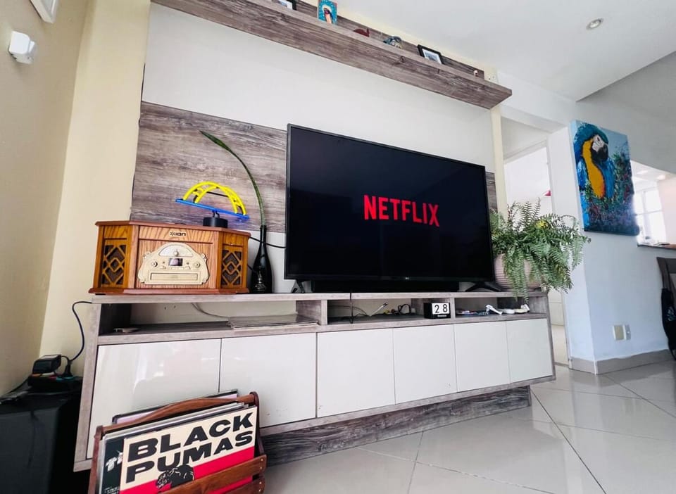 Penthouse Retreat with Jacuzzi and BBQ in the Heart of Copacabana Apartment in Rio de Janeiro