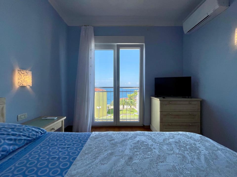 Bedroom, Mountain view, Sea view