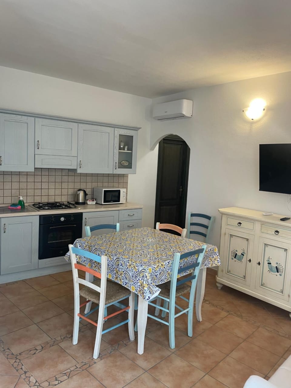 Kitchen or kitchenette, Dining area, oven, stove
