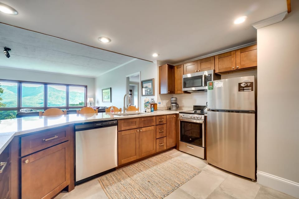 3 Mi to GSMNP! Family Condo w/ Pool & Views House in Gatlinburg