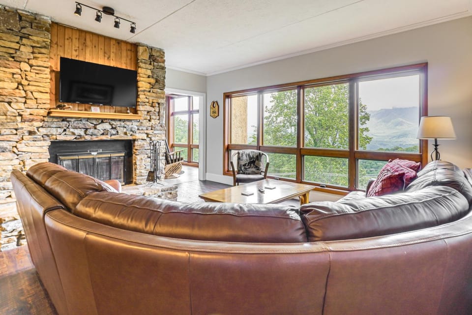 3 Mi to GSMNP! Family Condo w/ Pool & Views House in Gatlinburg