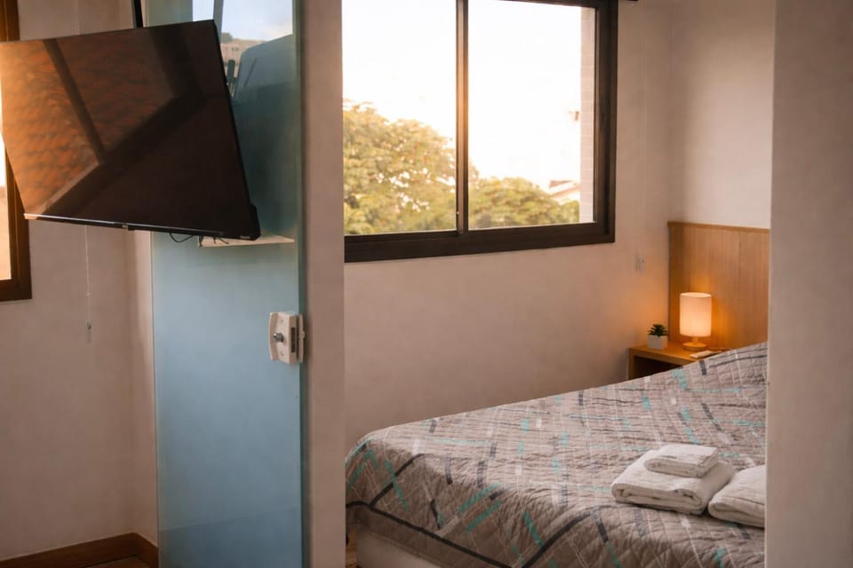 Bed, TV and multimedia, View (from property/room), Photo of the whole room, Bedroom, towels
