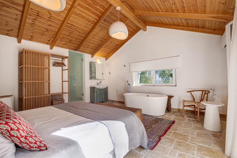 Bed, Photo of the whole room, Bedroom, Bath