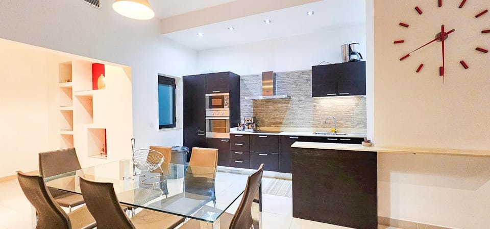 Kitchen or kitchenette, Seating area, Dining area