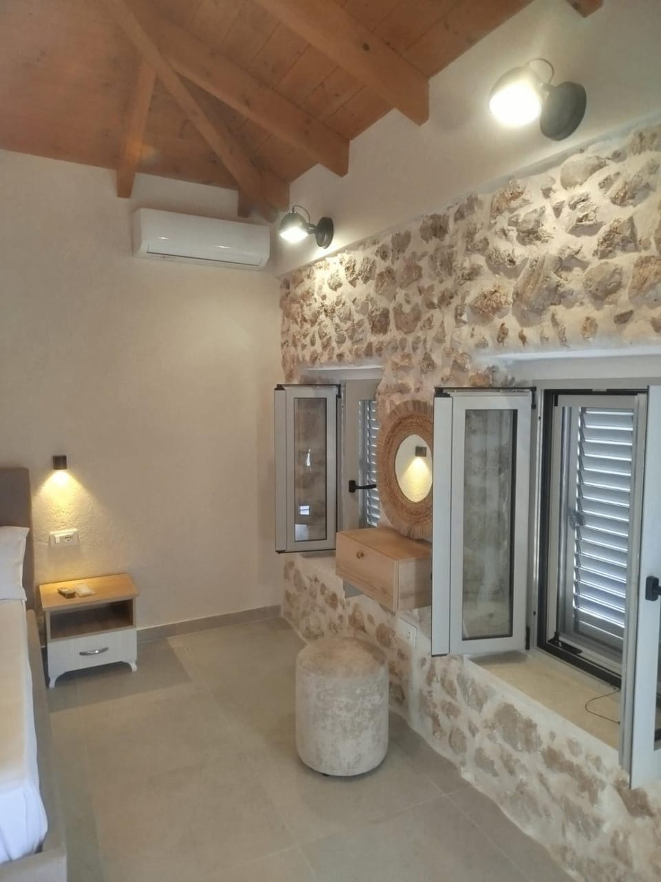 Bed, Photo of the whole room, Bedroom, air conditioner