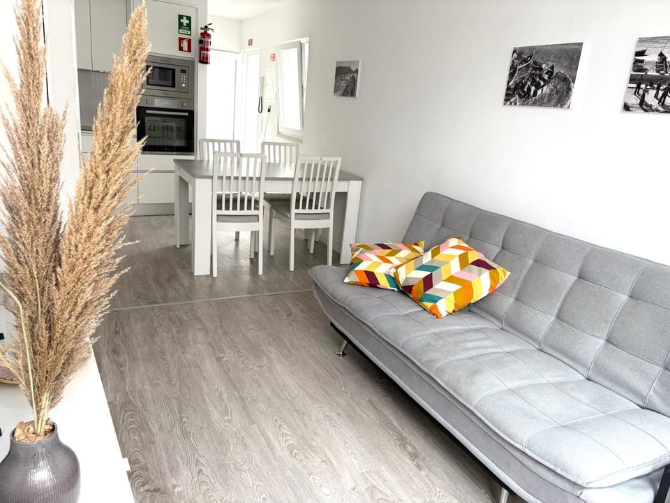 TV and multimedia, Seating area, Dining area