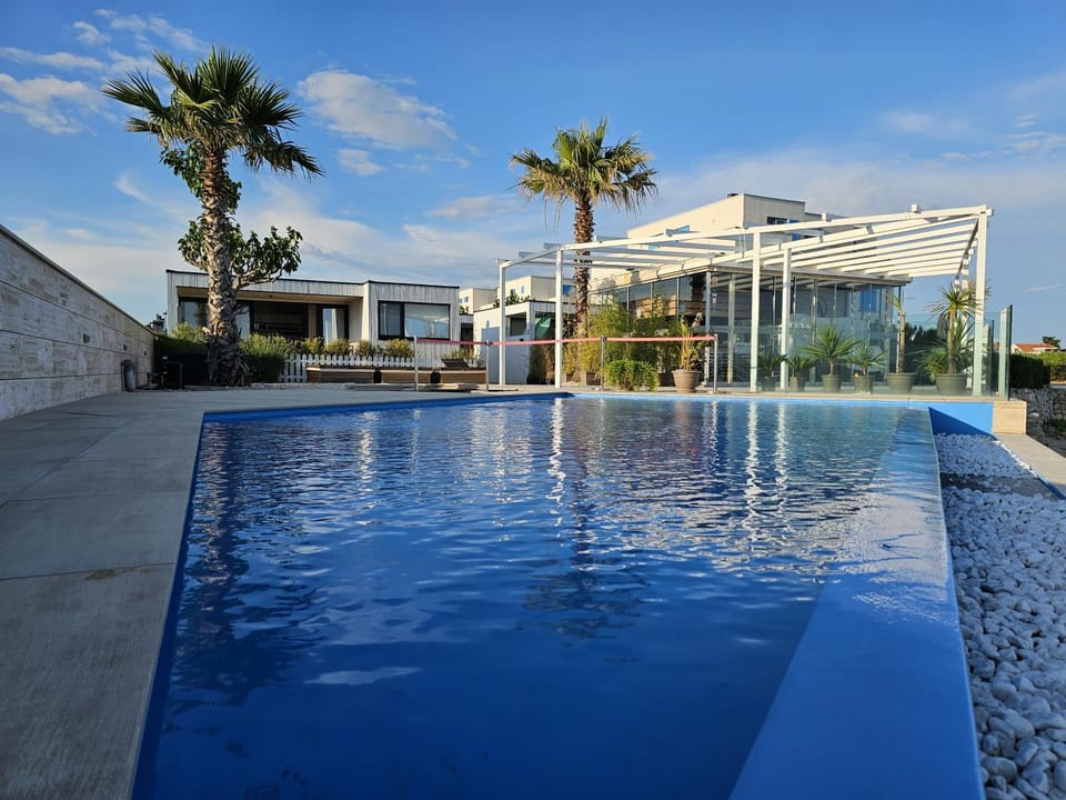 Property building, Day, Pool view, Swimming pool