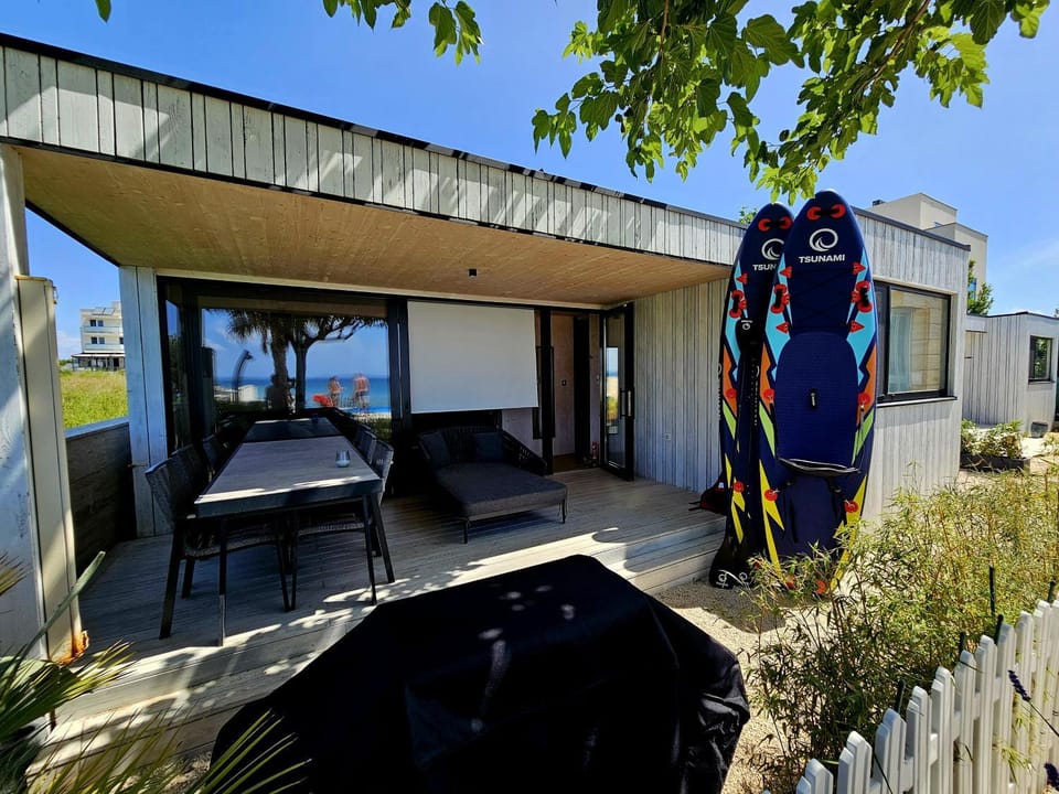 Property building, Day, Balcony/Terrace, sunbed