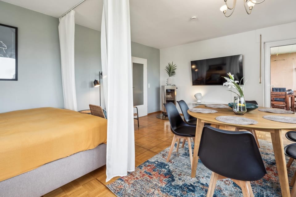 Bed, TV and multimedia, Seating area, Dining area, Evening entertainment