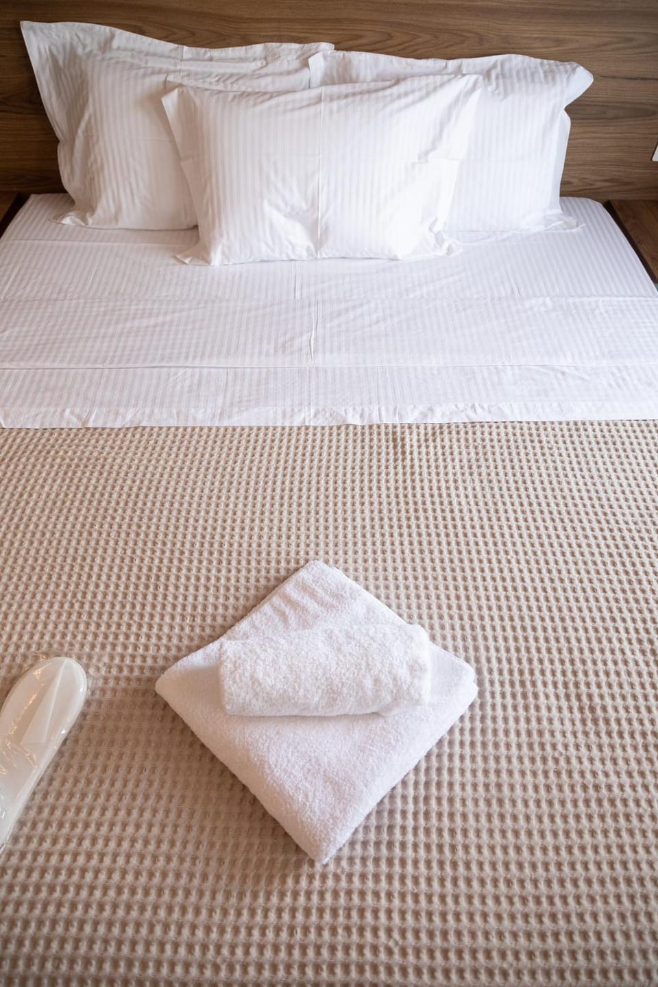Bed, towels