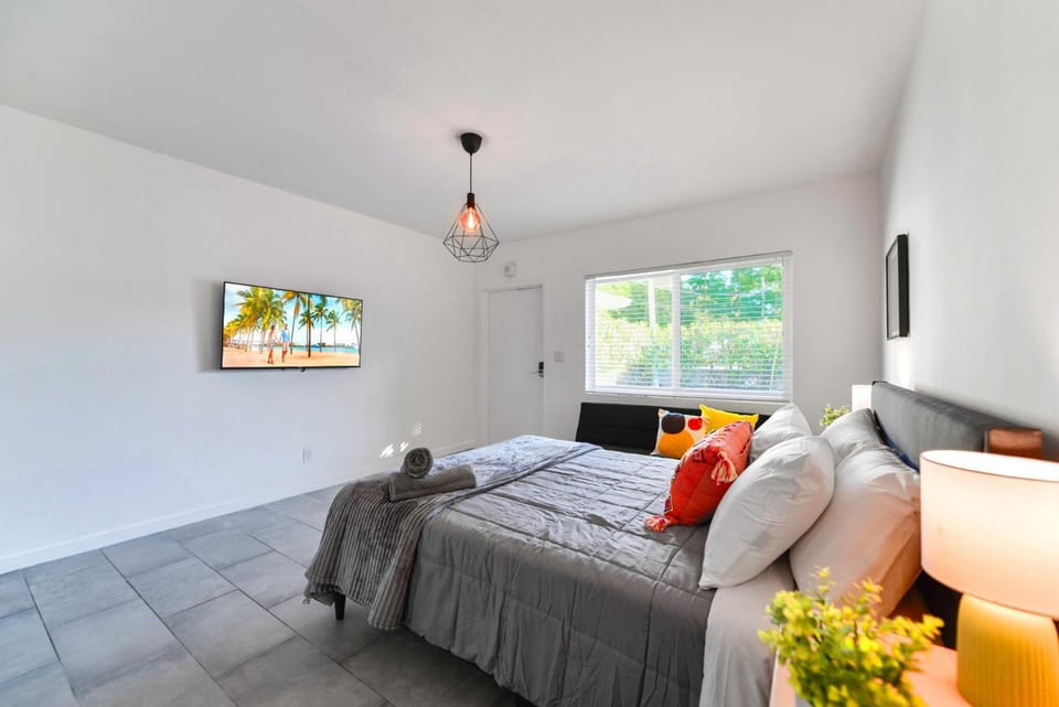 Bed, TV and multimedia, Living room
