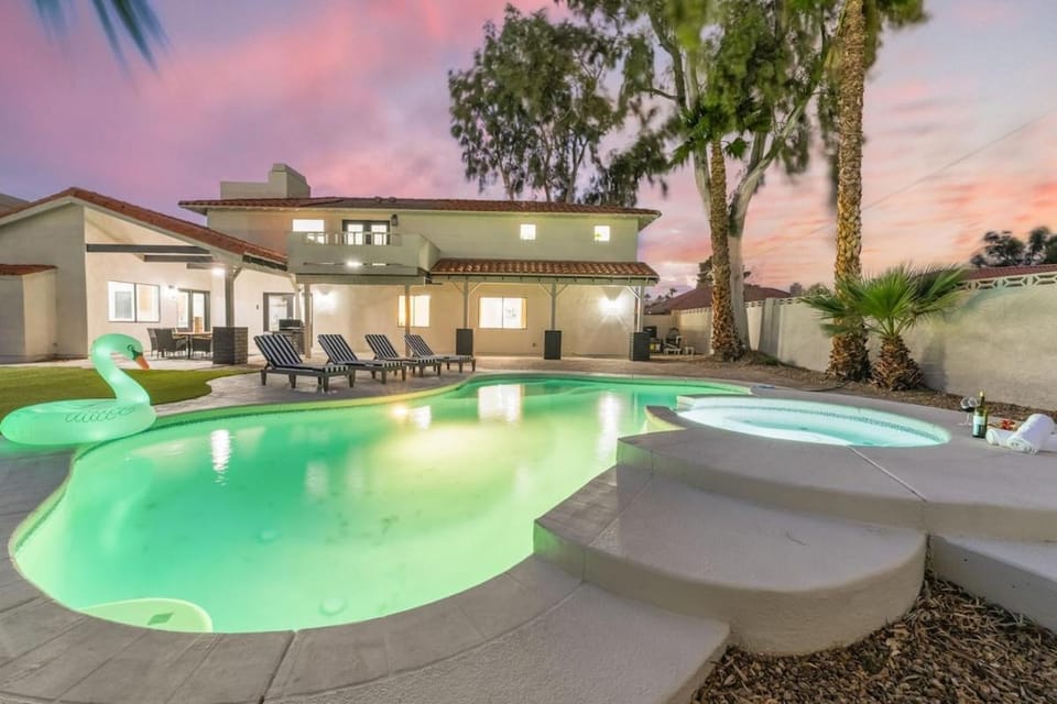Big Groups, Heated Pool, 10 Mins To Strip, Games House in Spring Valley