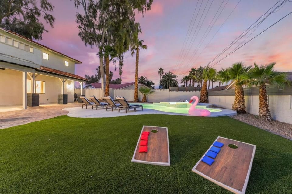 Big Groups, Heated Pool, 10 Mins To Strip, Games House in Spring Valley