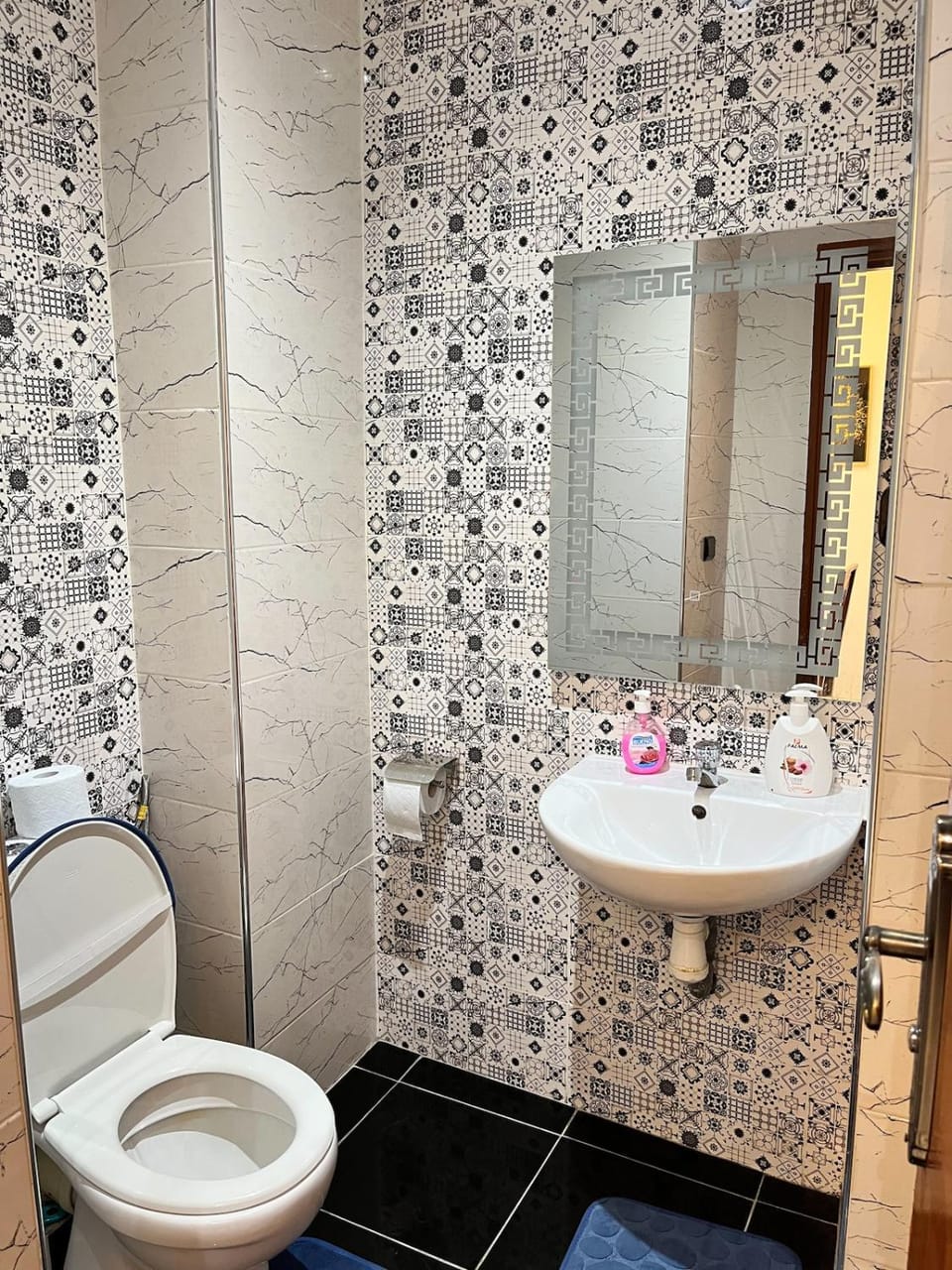 Shower, Toilet, Bathroom, bidet, towels