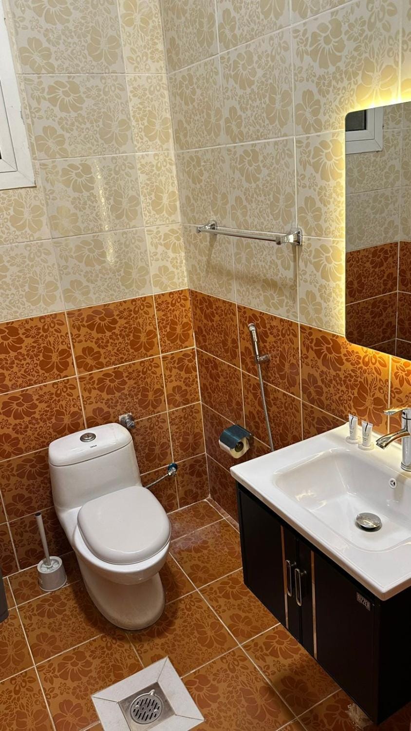 Toilet, Bathroom, bidet, towels