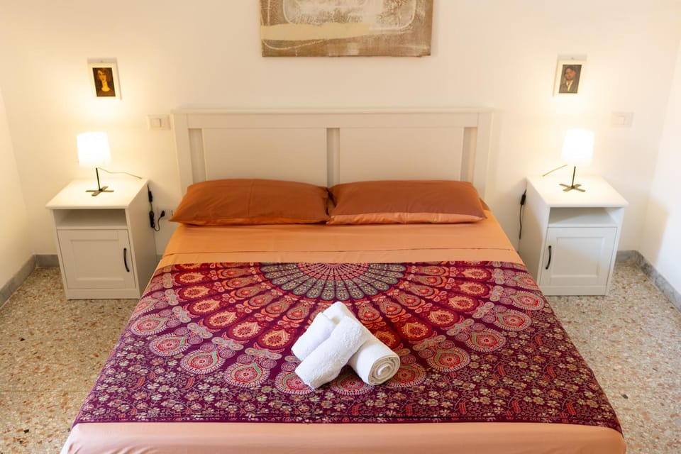 Bed, towels