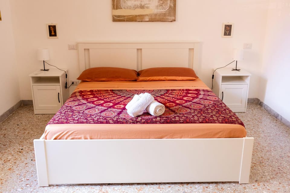 Photo of the whole room, Bedroom, towels