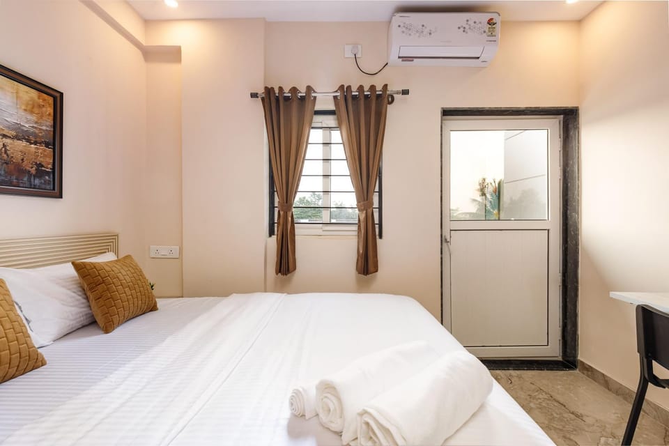 Bed, Bedroom, towels, air conditioner