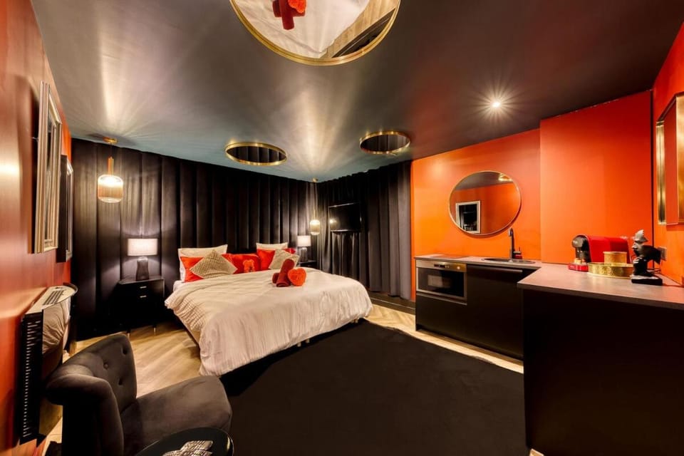 Appartement Rouge Elegance & Miroirs RER C Apartment in Île-de-France